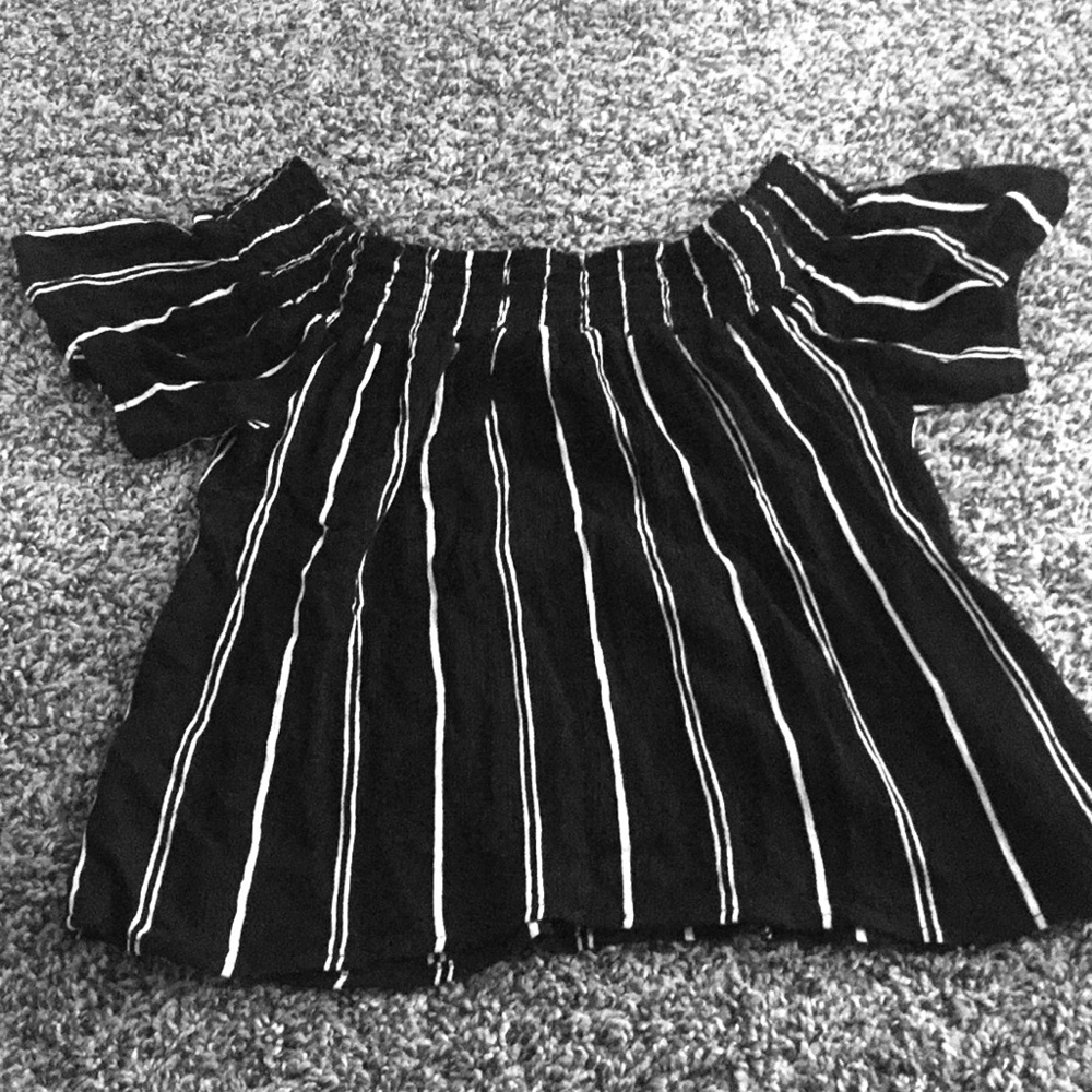 Off the shoulder cropped shirt